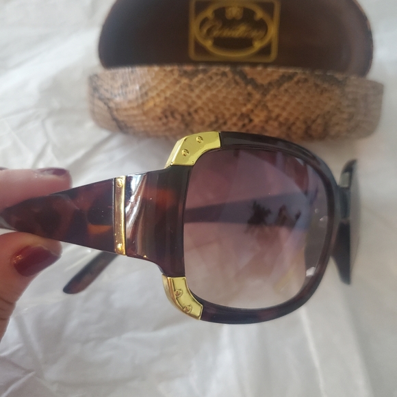 Curations Sunglasses with Case - Picture 3 of 7